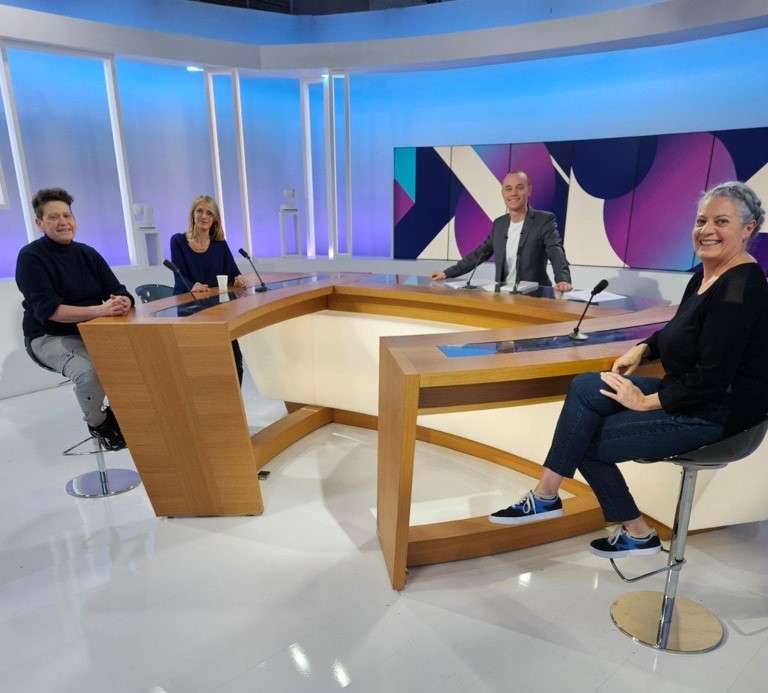 4 personnes sur un plateau de télévision